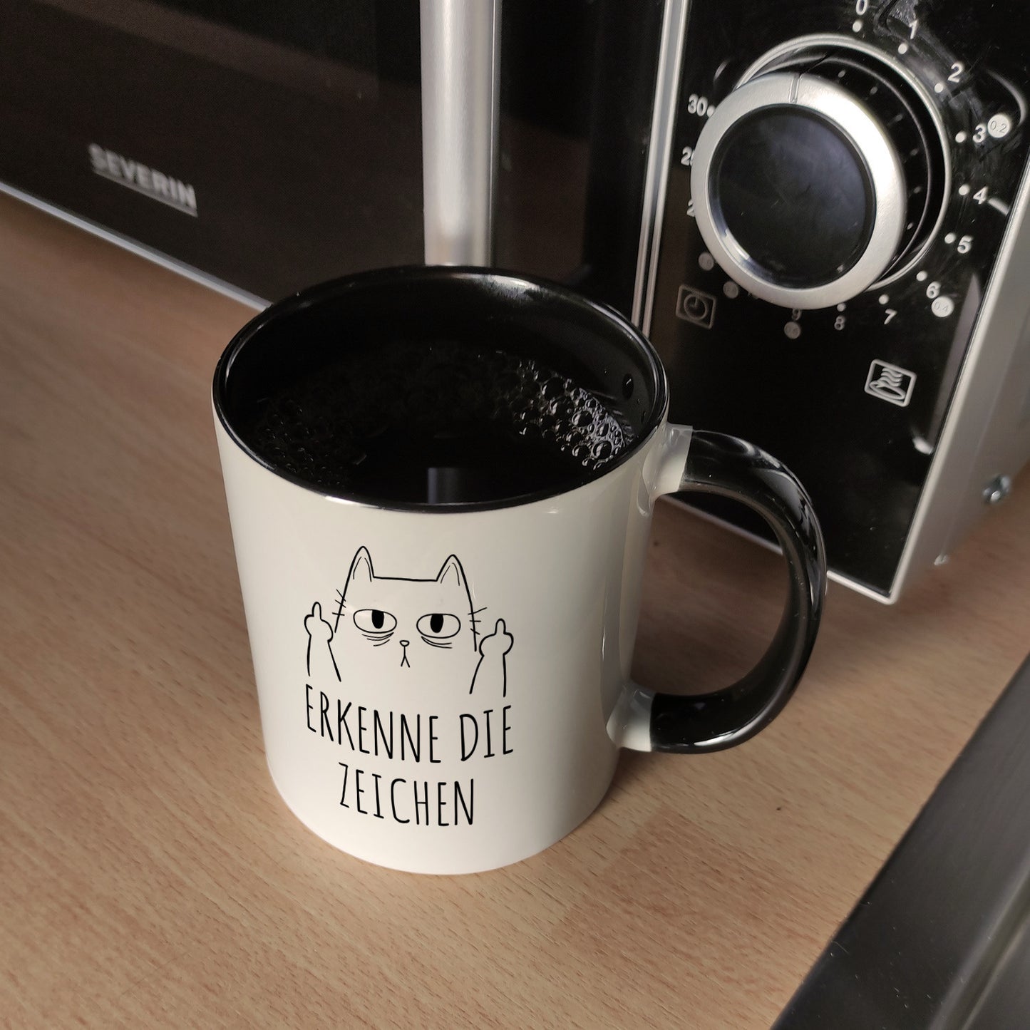 Katze mit Mittelfinger Kaffeebecher in schwarz mit Spruch Erkenne die Zeichen