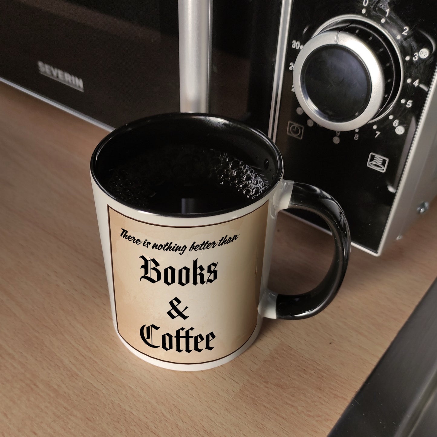 Büchernarr Kaffeebecher Schwarz im Buchdesign mit Spruch