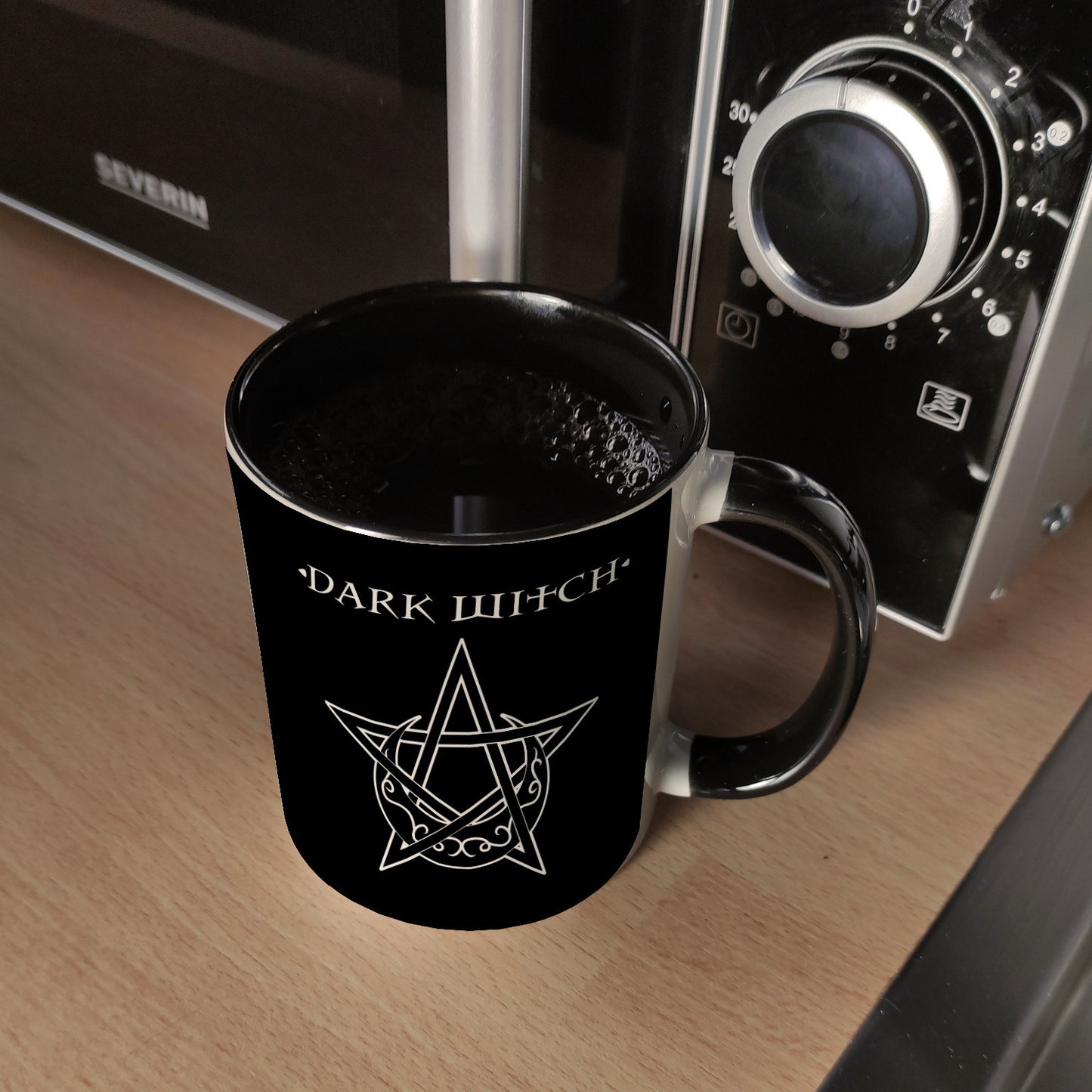 Kaffeebecher Schwarz mit magischen Pentagrammen und Spruch - White Witch - Dark Witch