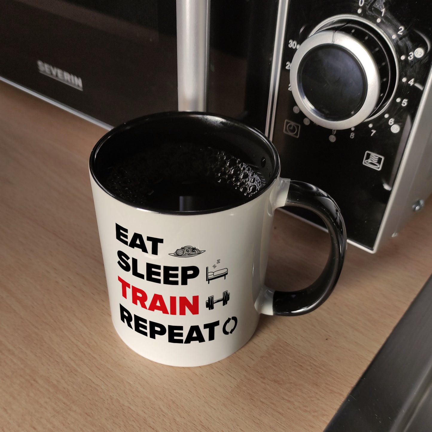 Eat Sleep Train Repeat Fitness Kaffeebecher Schwarz