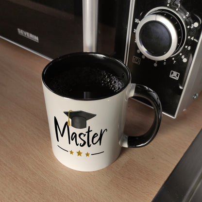 Master bestanden Kaffeebecher in schwarz mit Masterhut