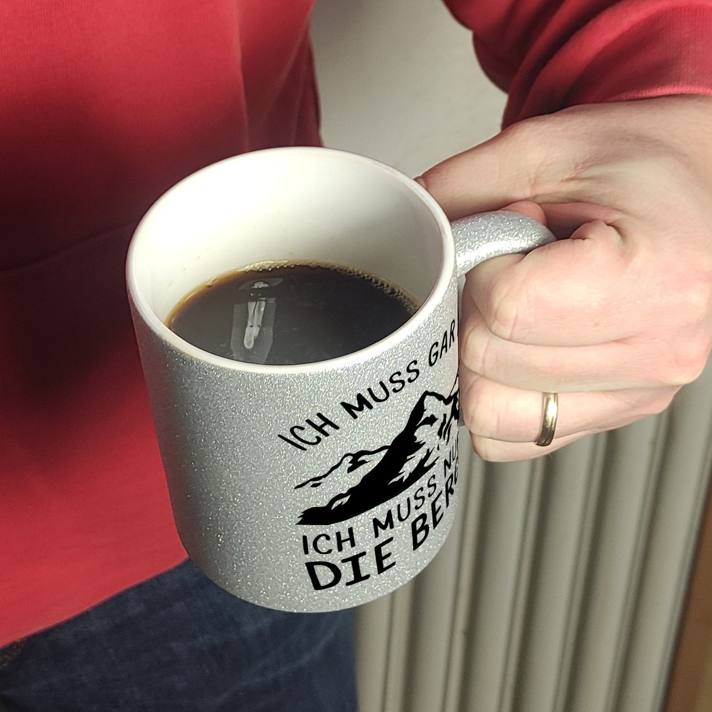 Ich muss nur in die Berge Glitzer-Kaffeebecher