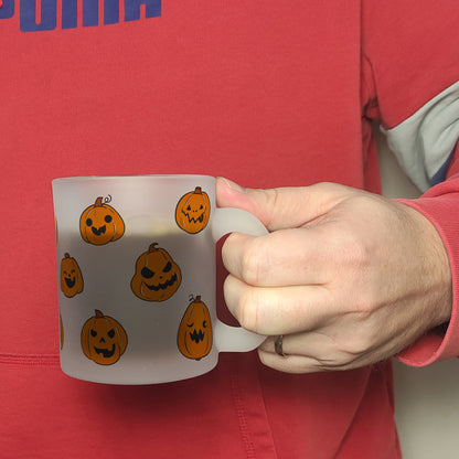 Glas Tasse im Halloween Design - mit vielen lustigen geschnitzten Kürbisköpfen