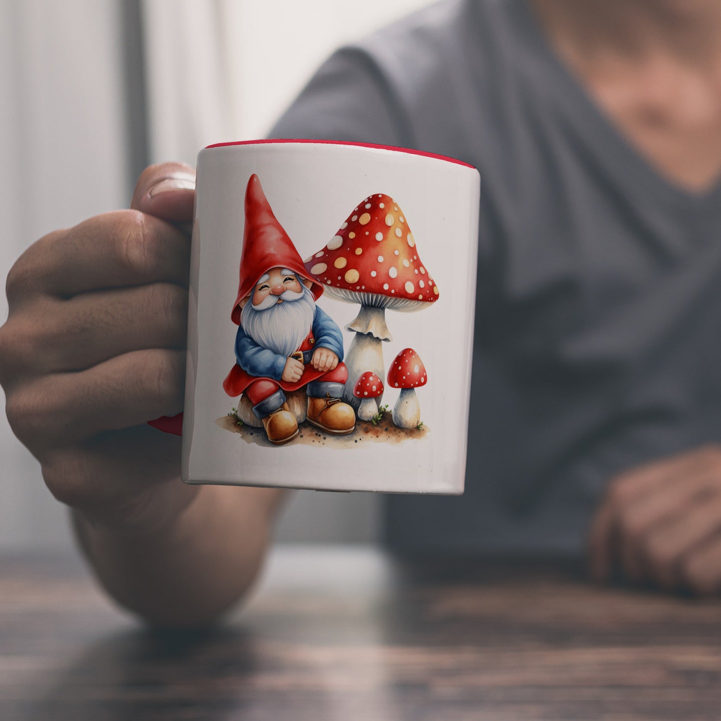 Gartenzwerg mit Fliegenpilz Kaffeebecher in rot