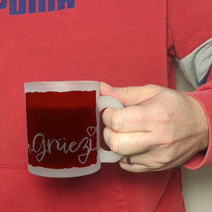 Glas Tasse mit Grüezi-Schriftzug mit Herz und Bergen