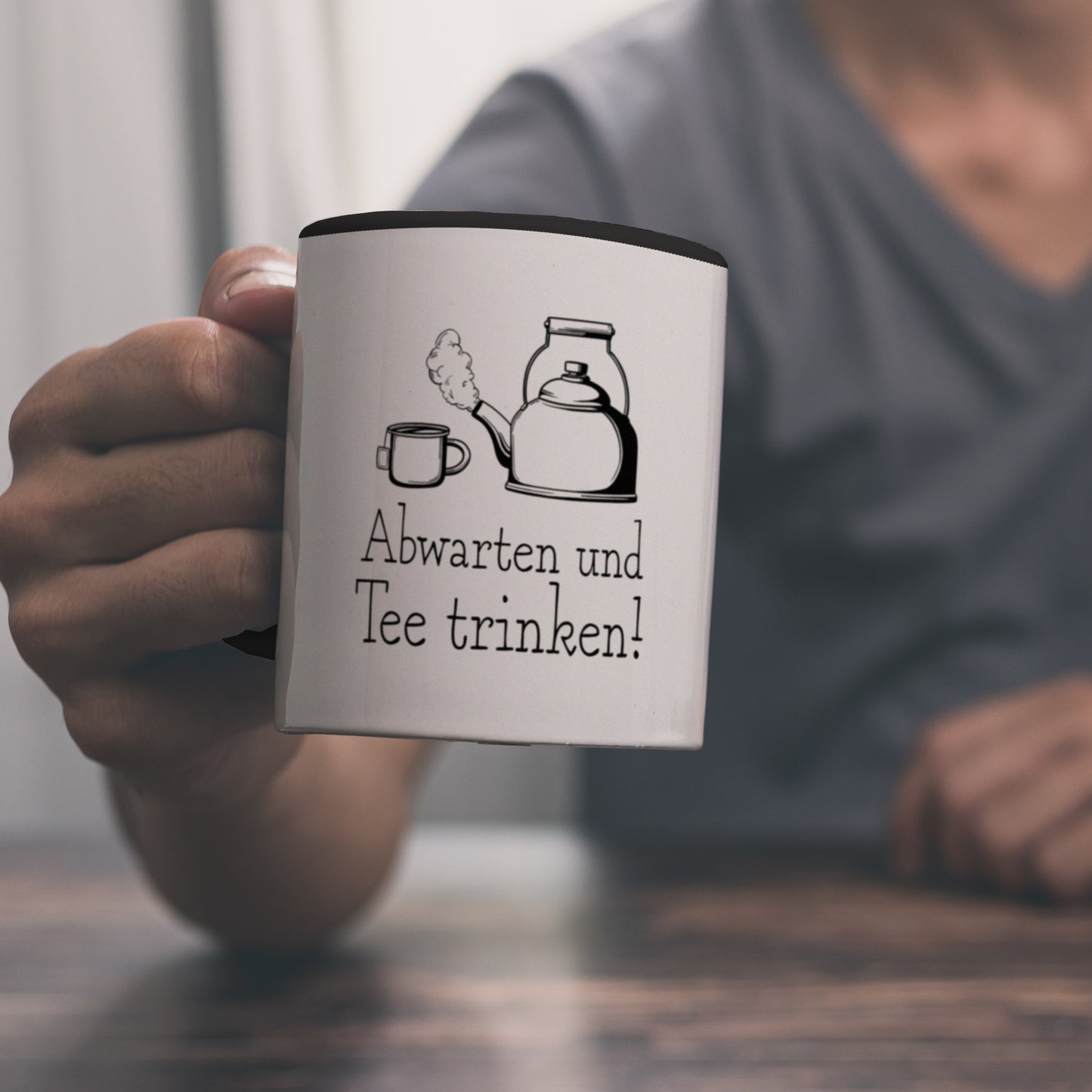 Abwarten und Tee trinken Kaffeebecher Schwarz