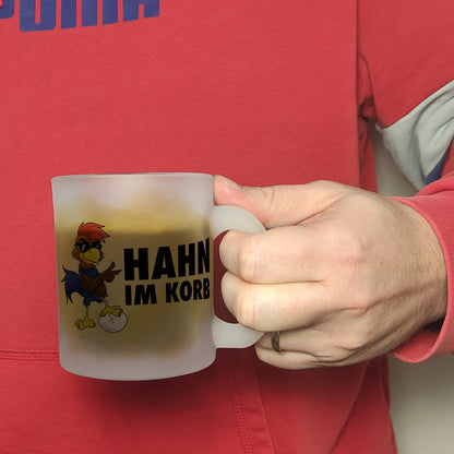 Hahn im Korb Glas Tasse Das einzigartige Cartoon-Motiv eines Hahns macht diesen Kaffeebecher zu einem echt ausgefallenem Geschenk für Kollegen, Familie und Freunde die vielleicht alleine als Hahn im Korb sitzen. mit Cartoon-Hahn, Aufschrift Motiv