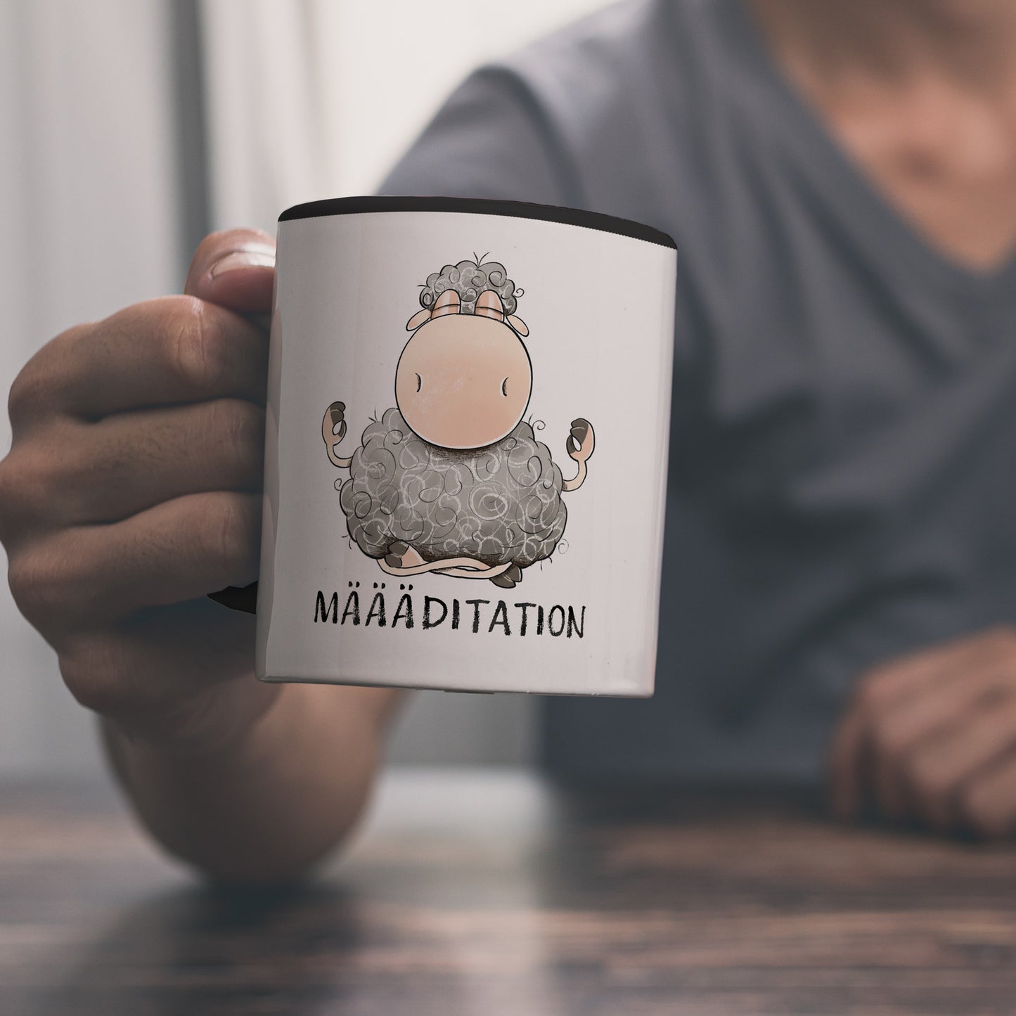 Schaf Kaffeebecher in schwarz mit Spruch MÄÄÄditation