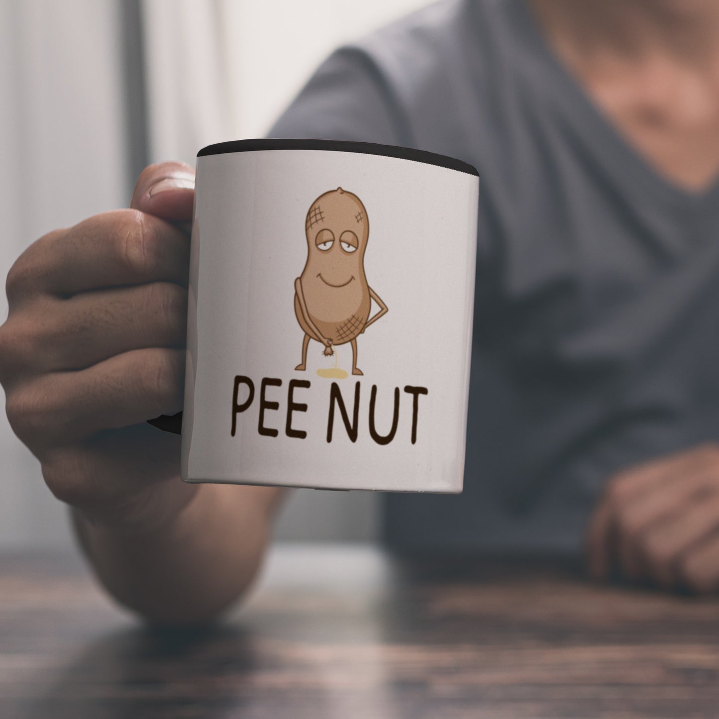 Pee nut Kaffeebecher Schwarz mit pinkelnder Erdnuss