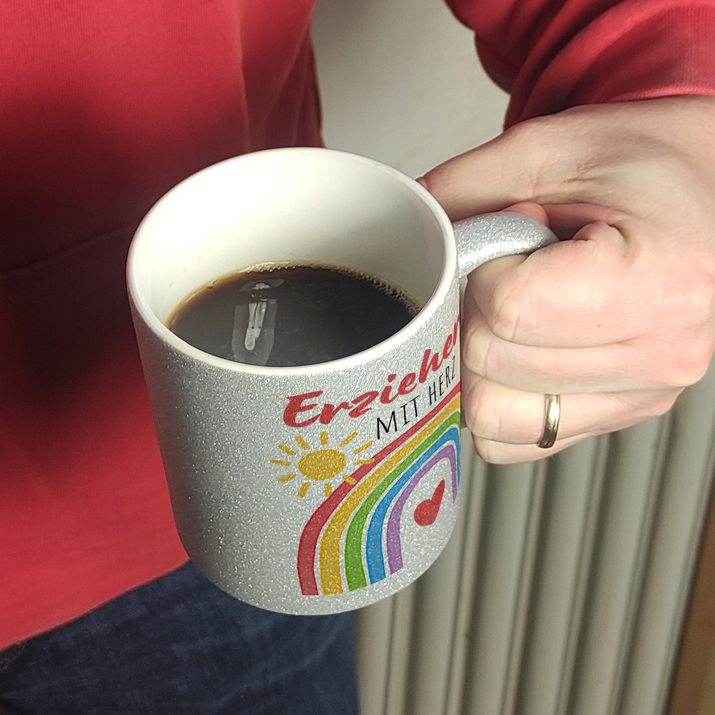 Regenbogen Glitzer-Kaffeebecher mit Spruch Erzieherin mit Herz