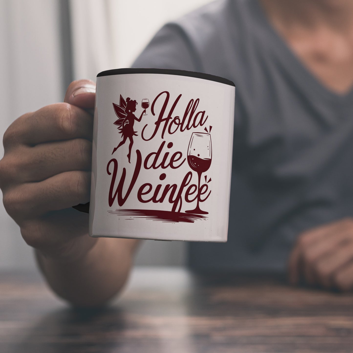 Fee mit Weinglas - HOLLA DIE WEINFEE Kaffeebecher in schwarz