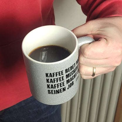 Kaffee redet nicht, Kaffee meckert nicht, Kaffee macht einfach seinen Job Glitzer-Glitzer-Kaffeebecher