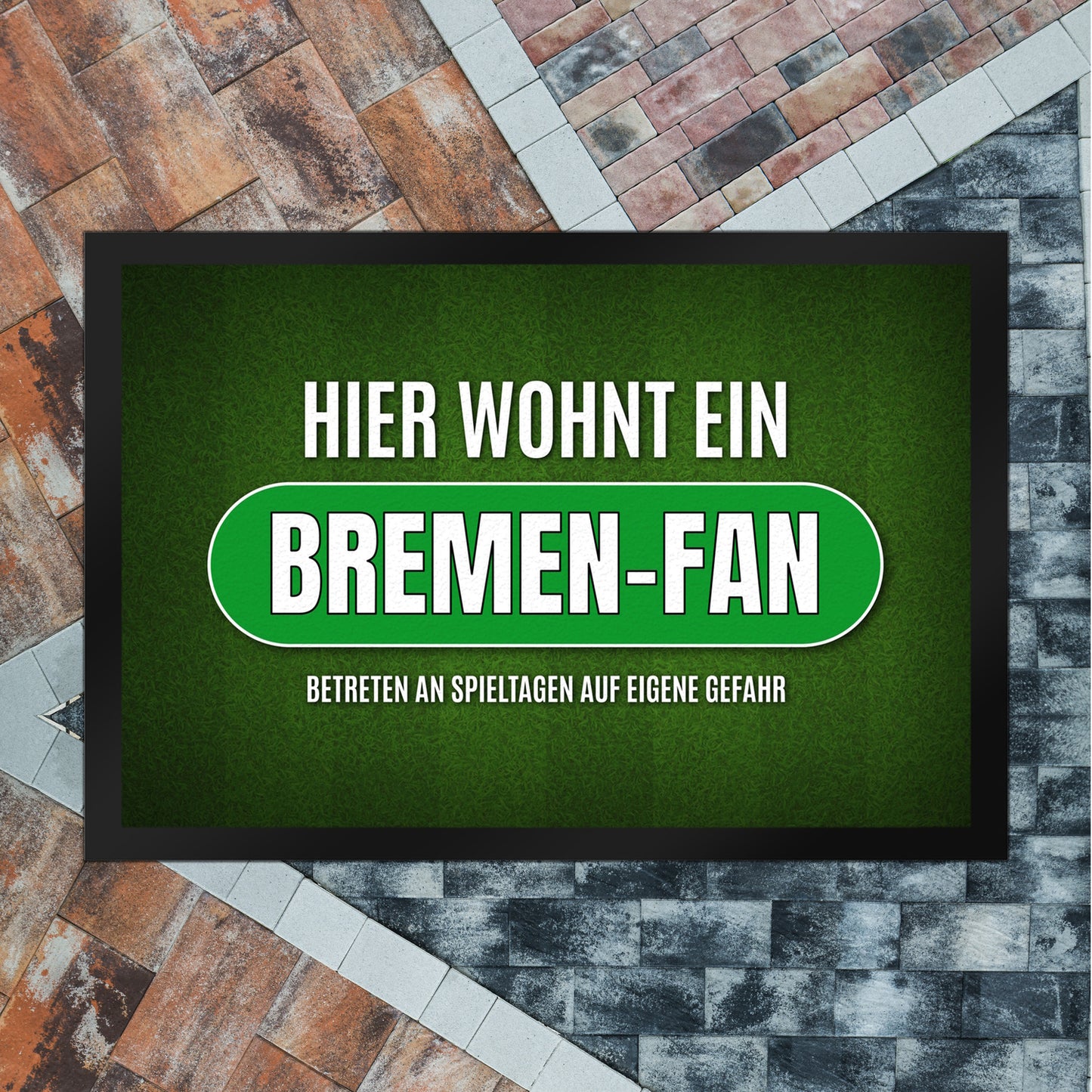 Hier wohnt ein Bremen-Fan Fußmatte XL mit Rasen Motiv