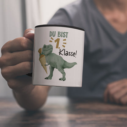 Dino mit Schultüte Kaffeebecher in schwarz mit Spruch Du bist 1. Klasse!