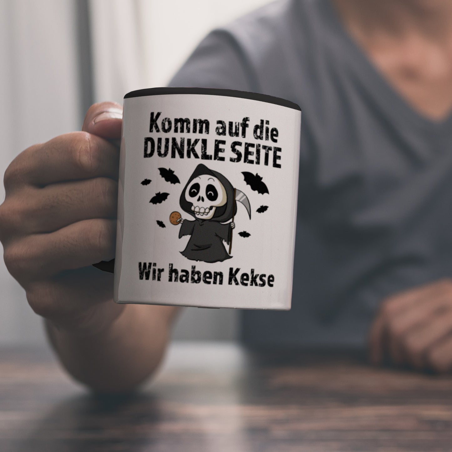 Komm auf die dunkle Seite Kaffeebecher in schwarz mit Spruch Wir haben Kekse