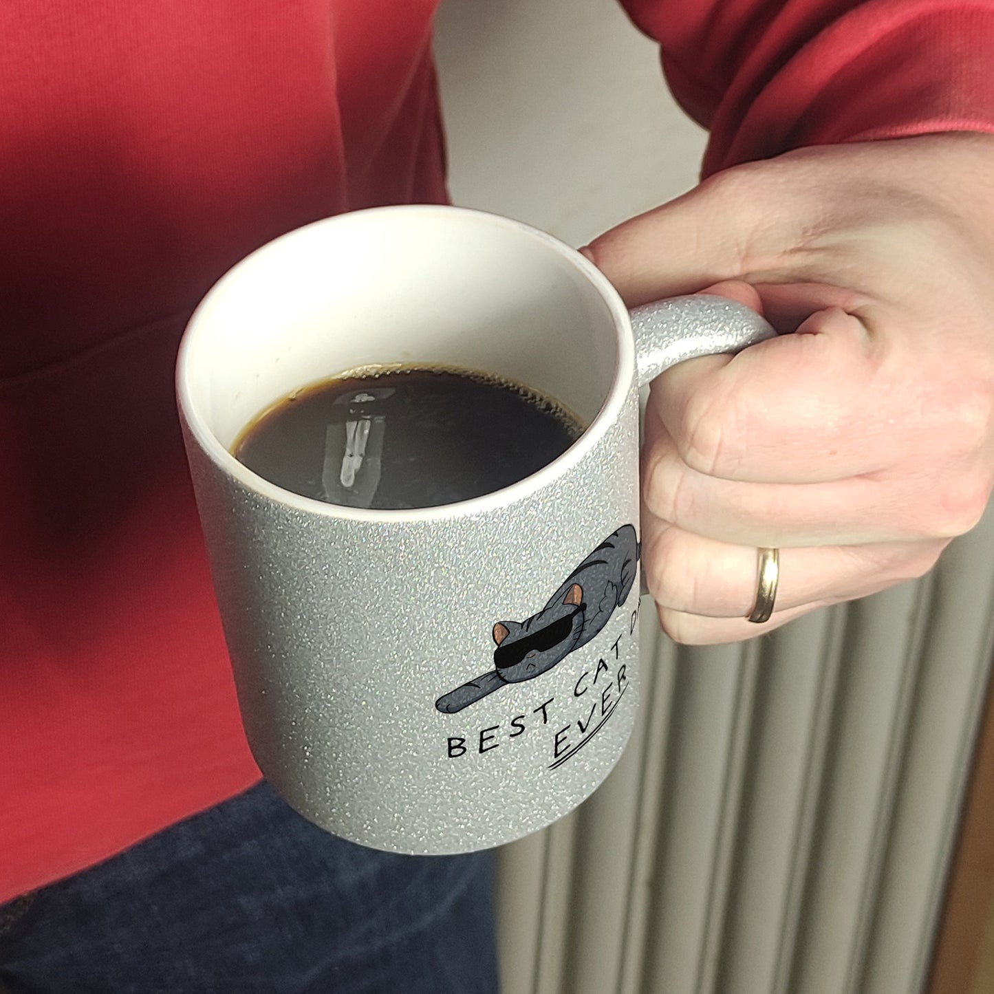 Best cat dad ever. Glitzer-Kaffeebecher Der Kaffeebecher ist ideal für Katzenliebhaber, die das gern auf humoristische Art zeigen. Der Becher ist ideal für zu Hause, aber auch auf der Arbeit oder im Büro. Verschenke den Becher an Männer, Kollegen und Freu