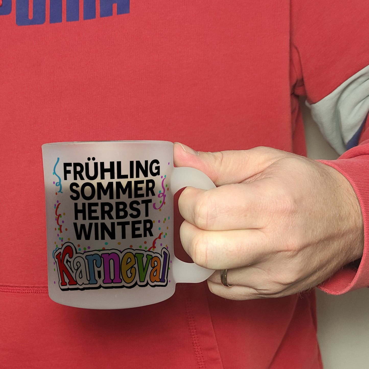 Kölner Karneval Glas Tasse mit Konfetti und Luftschlangen