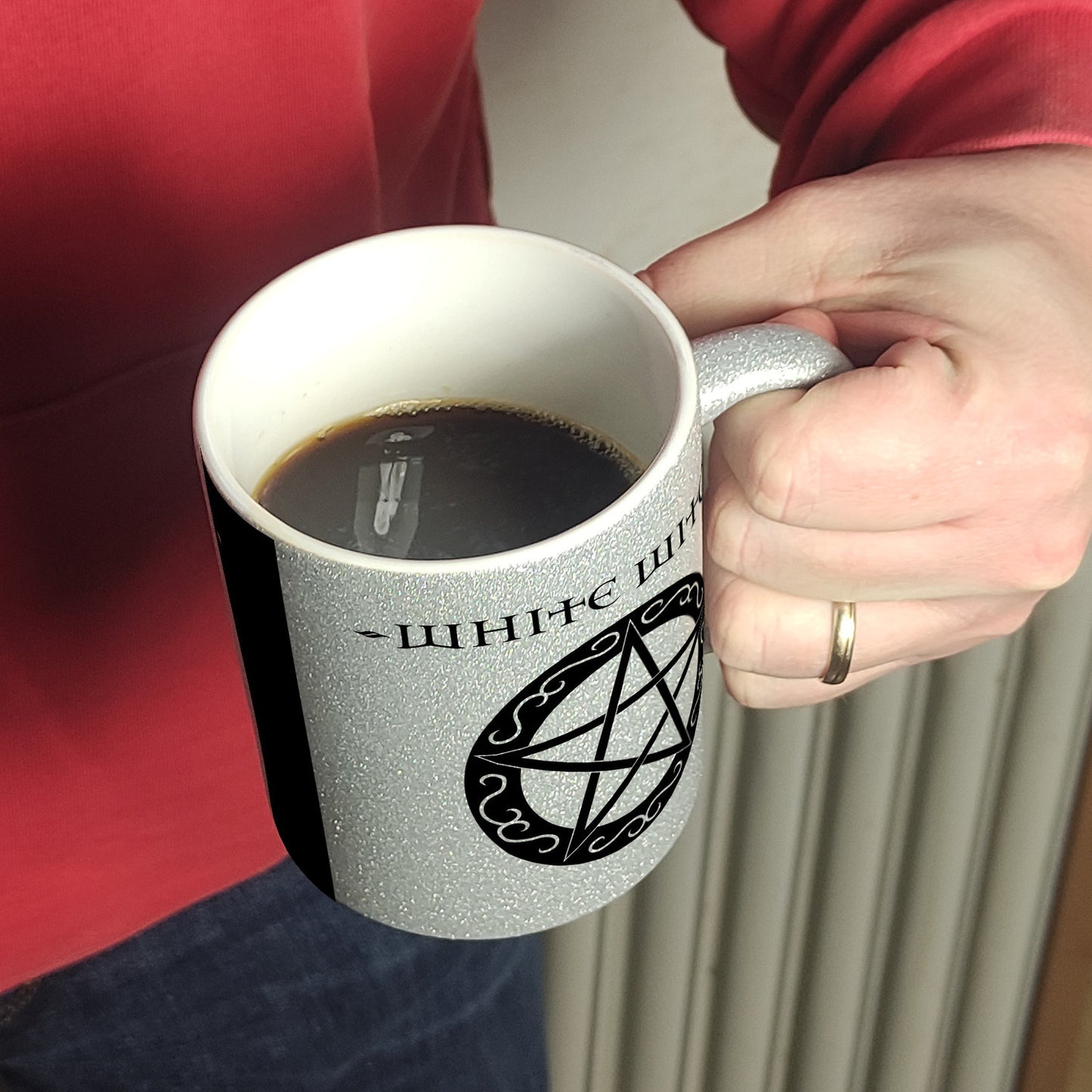 Glitzer-Kaffeebecher mit magischen Pentagrammen und Spruch - White Witch - Dark Witch