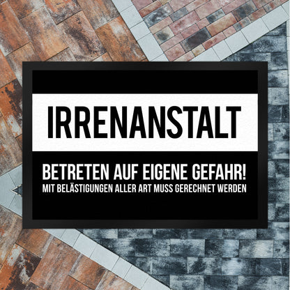 Irrenanstalt. Betreten auf eigene Gefahr! Fußmatte XL mit Motiv