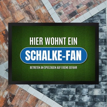 Hier wohnt ein Schalke-Fan Fußmatte XL mit Rasen Motiv