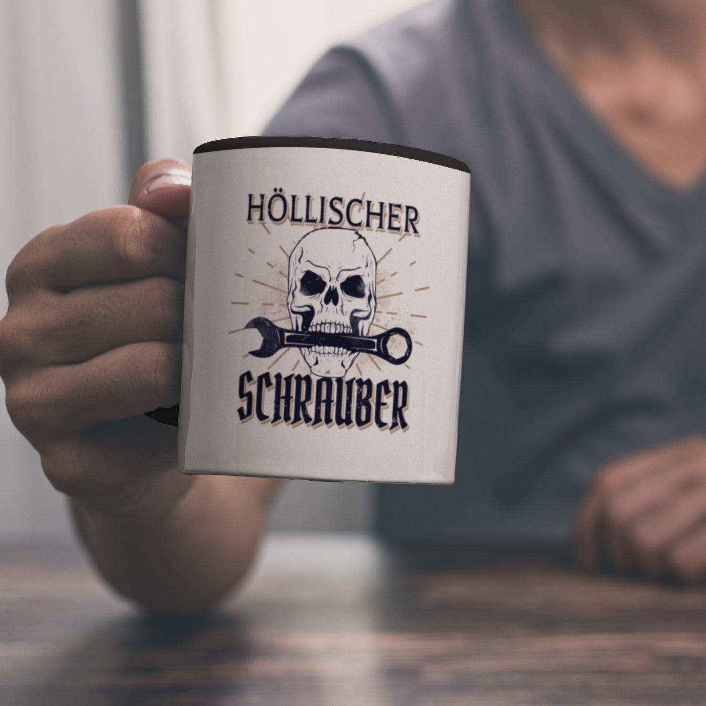 Höllischer Schrauber Kaffeebecher Schwarz mit Totenkopf und Schraubenschlüssel Motiv