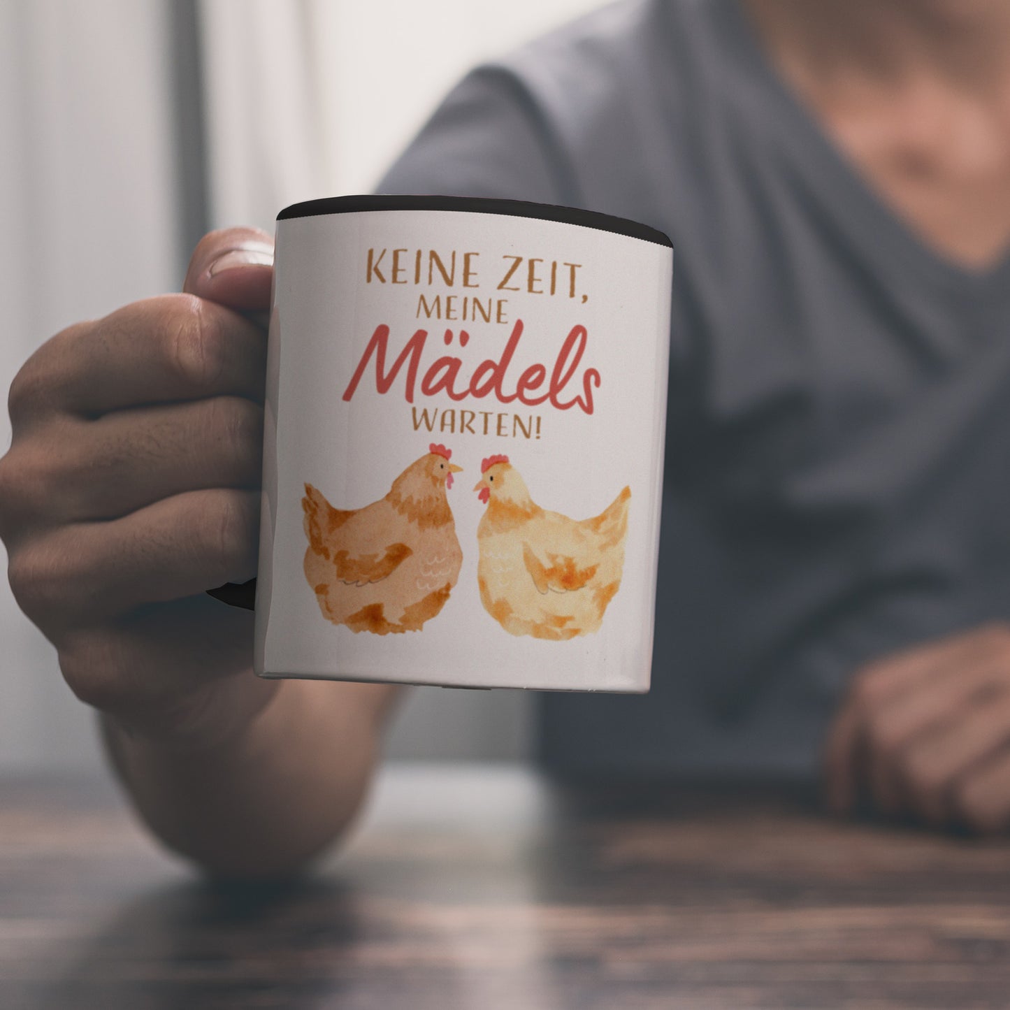 Huhn Kaffeebecher in schwarz mit Spruch Keine Zeit meine Mädels warten