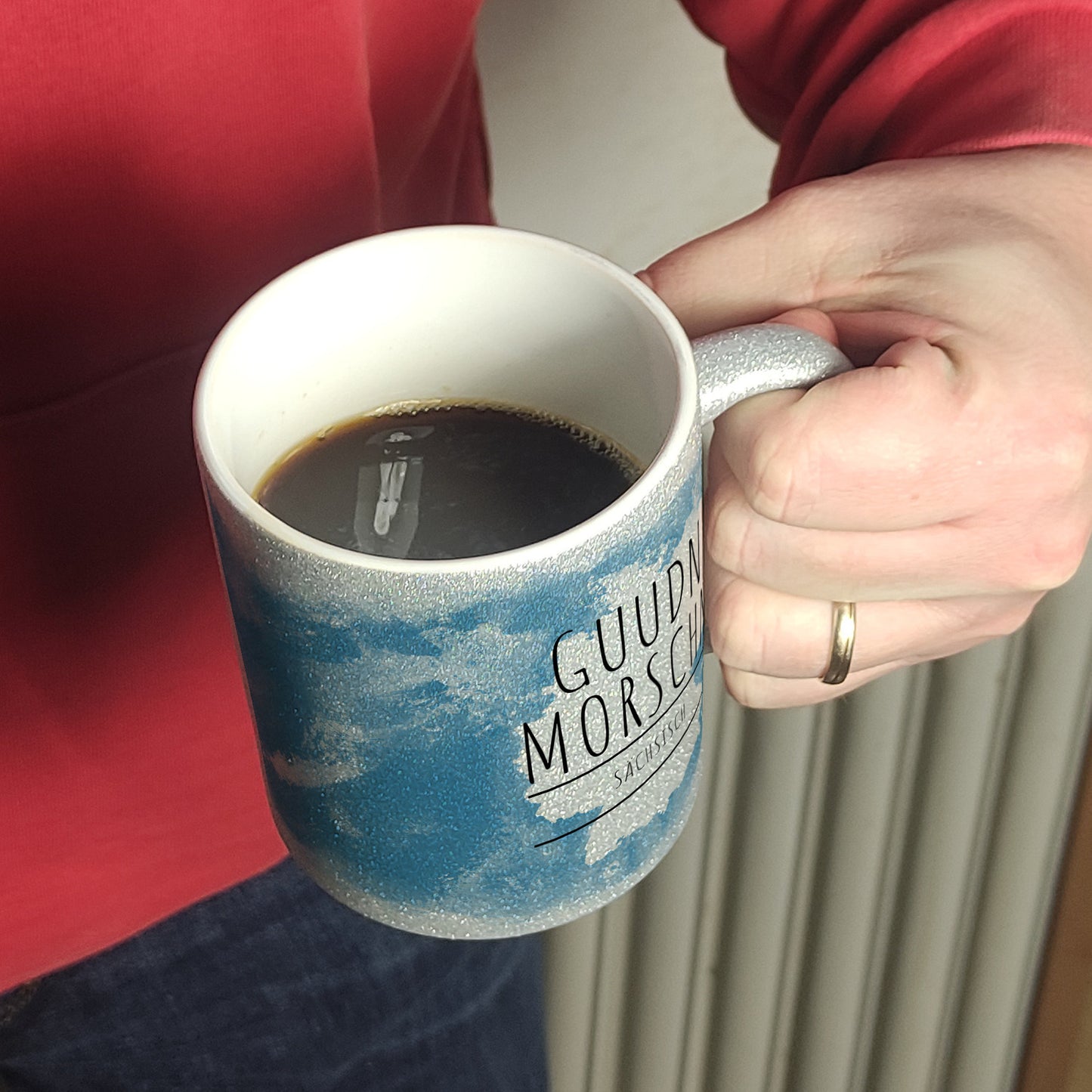 Hallo auf Sächsisch Guudn Morschen lustiger Glitzer-Kaffeebecher mit blauem Hintergrund