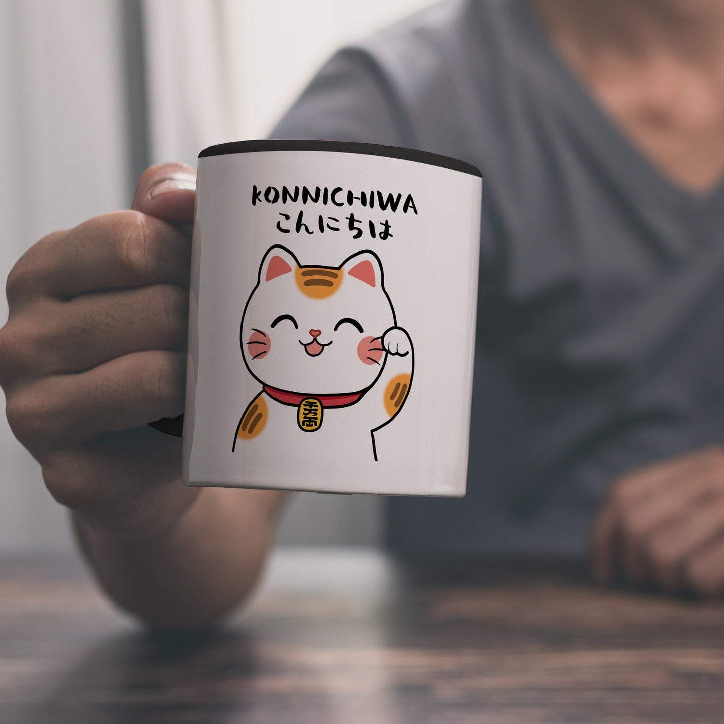 Winkekatze Kaffeebecher in schwarz mit Spruch Konnichiwa