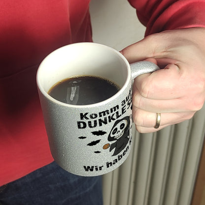 Komm auf die dunkle Seite Glitzer-Kaffeebecher mit Spruch Wir haben Kekse