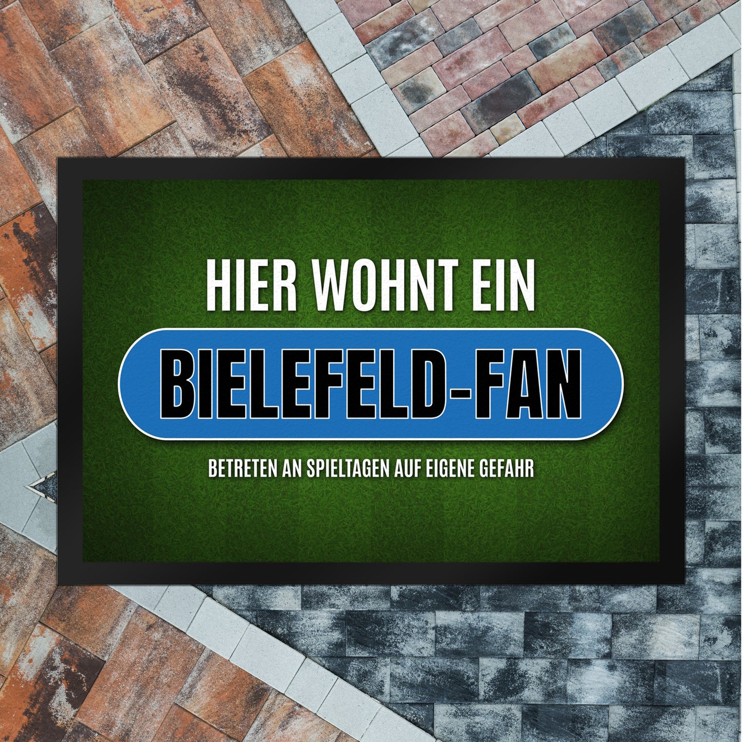 Hier wohnt ein Bielefeld-Fan Fußmatte XL mit Rasen Motiv