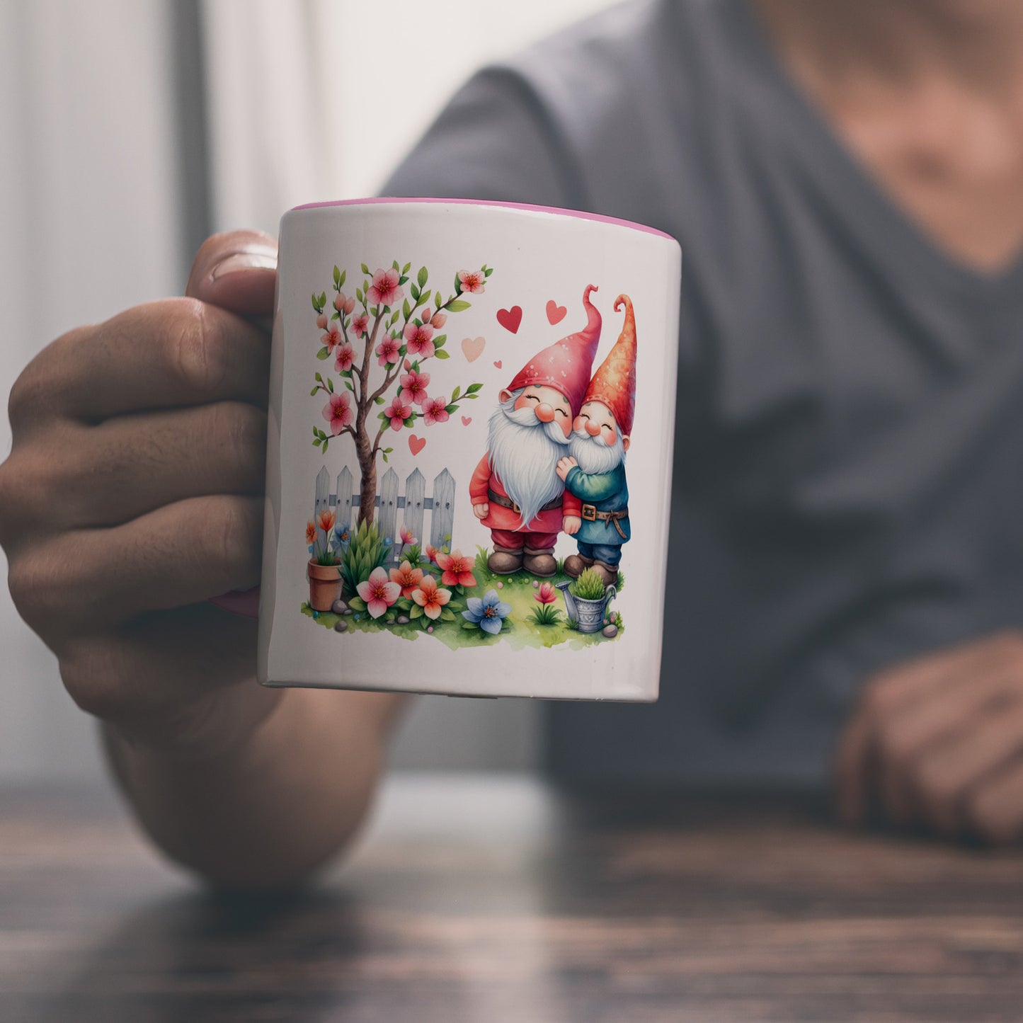 Verliebte Gartenzwerge mit Baum Kaffeebecher in rosa