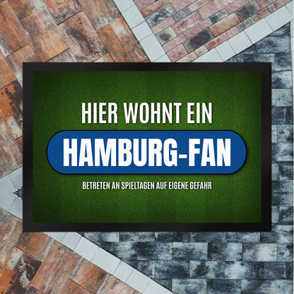 Hier wohnt ein Hamburg-Fan Fußmatte XL mit Rasen Motiv