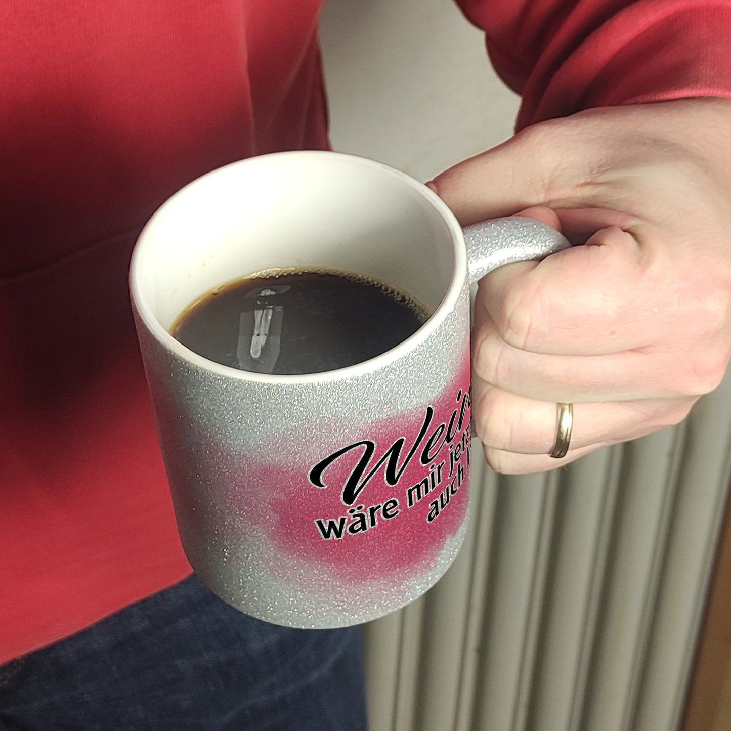 Wein wäre mir jetzt auch lieber Glitzer-Kaffeebecher Dieser Kaffeebecher eignet sich nicht nur für Tee und Kaffee. Du könntest auch heimlich einen Schluck deines Lieblingsweines daraus trinken! mit Weinglas, Aufschrift Motiv