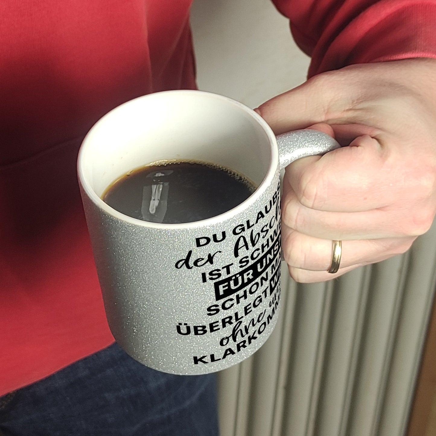 Abschied Kollege Glitzer-Kaffeebecher mit Spruch Wie kommst du ohne uns klar