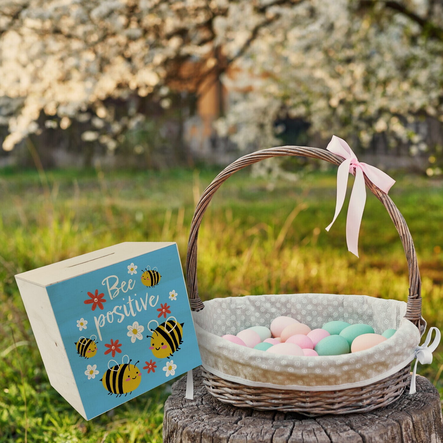 Bee positive Spardose aus Holz mit süßen Bienen