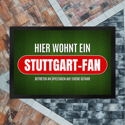 Hier wohnt ein Stuttgart-Fan Fußmatte XL mit Rasen Motiv