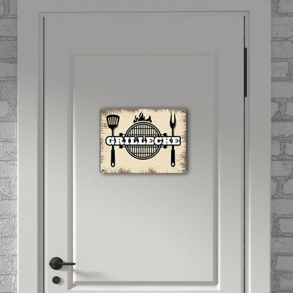 Grillecke Metallschild mit coolem Grillmotiv auf beigem Hintergrund