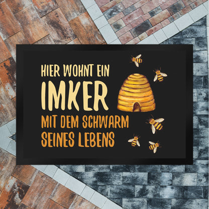 Hier wohnt ein Imker mit dem Schwarm seines Lebens Fußmatte XL mit Bienen Motiv