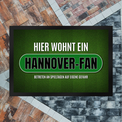 Hier wohnt ein Hannover-Fan Fußmatte XL mit Rasen Motiv