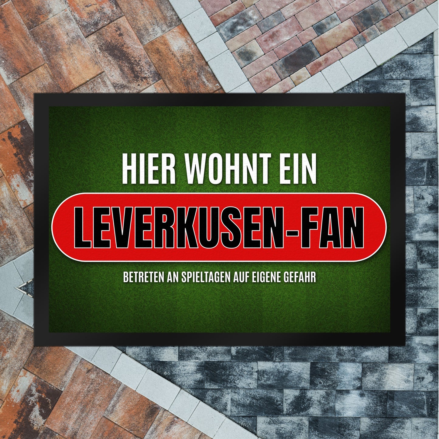 Hier wohnt ein Leverkusen-Fan Fußmatte XL mit Rasen Motiv