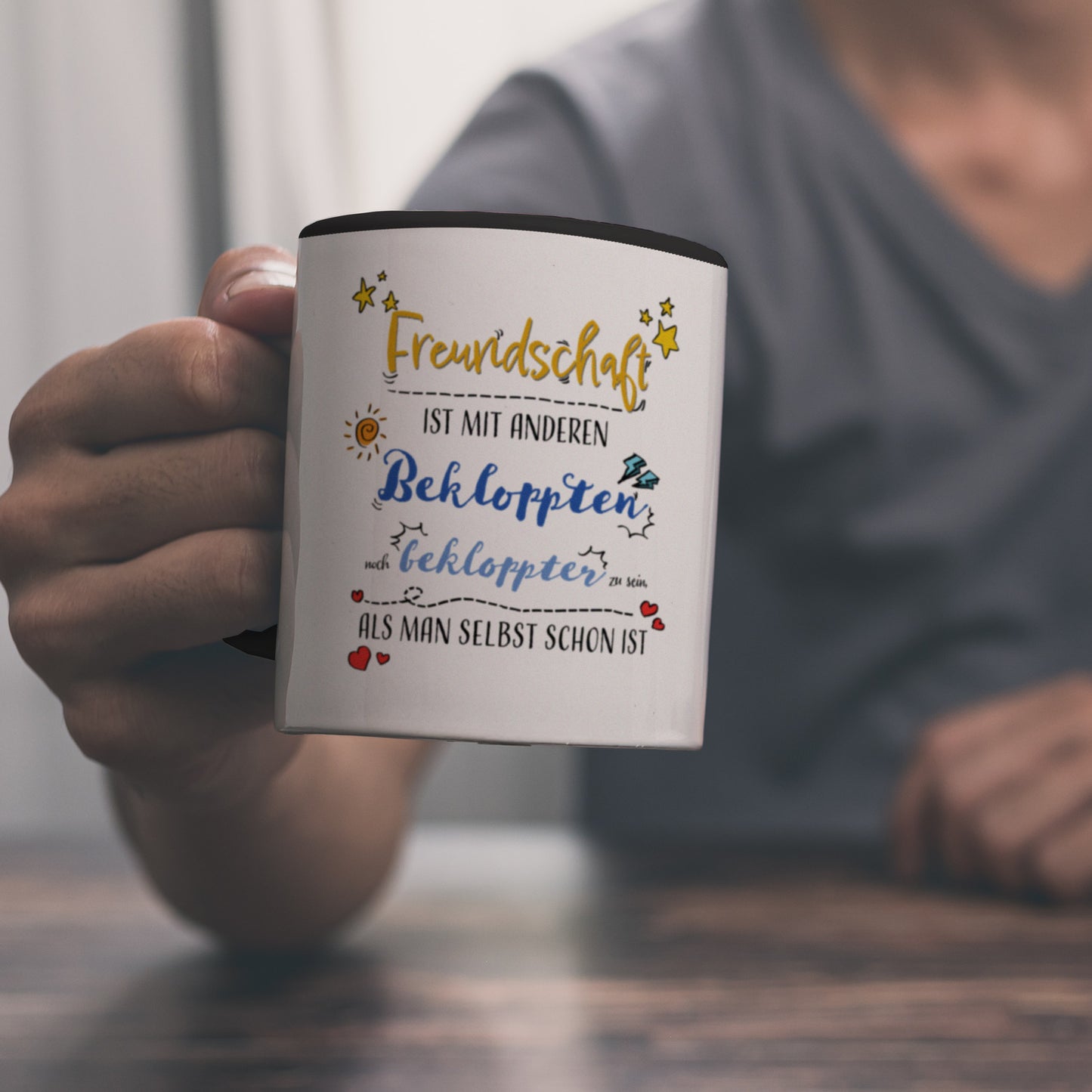 Freundschaft ist mit Anderen Bekloppten noch bekloppter zu sein als man selbst schon ist Kaffeebecher Schwarz Der Kaffeebecher ist mit seiner schönen Optik und seinem Spruch eine schöner Hingucker. Es ist eine tolle Geschenkidee für deine besten Freunde,