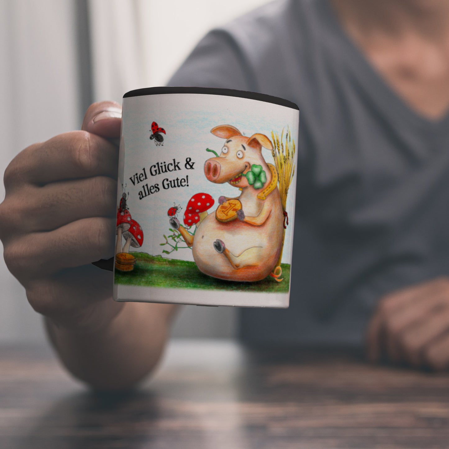 Viel Glück und alles Gute! Kaffeebecher Henkel und Innenseite Schwarz mit Glücksschwein Motiv