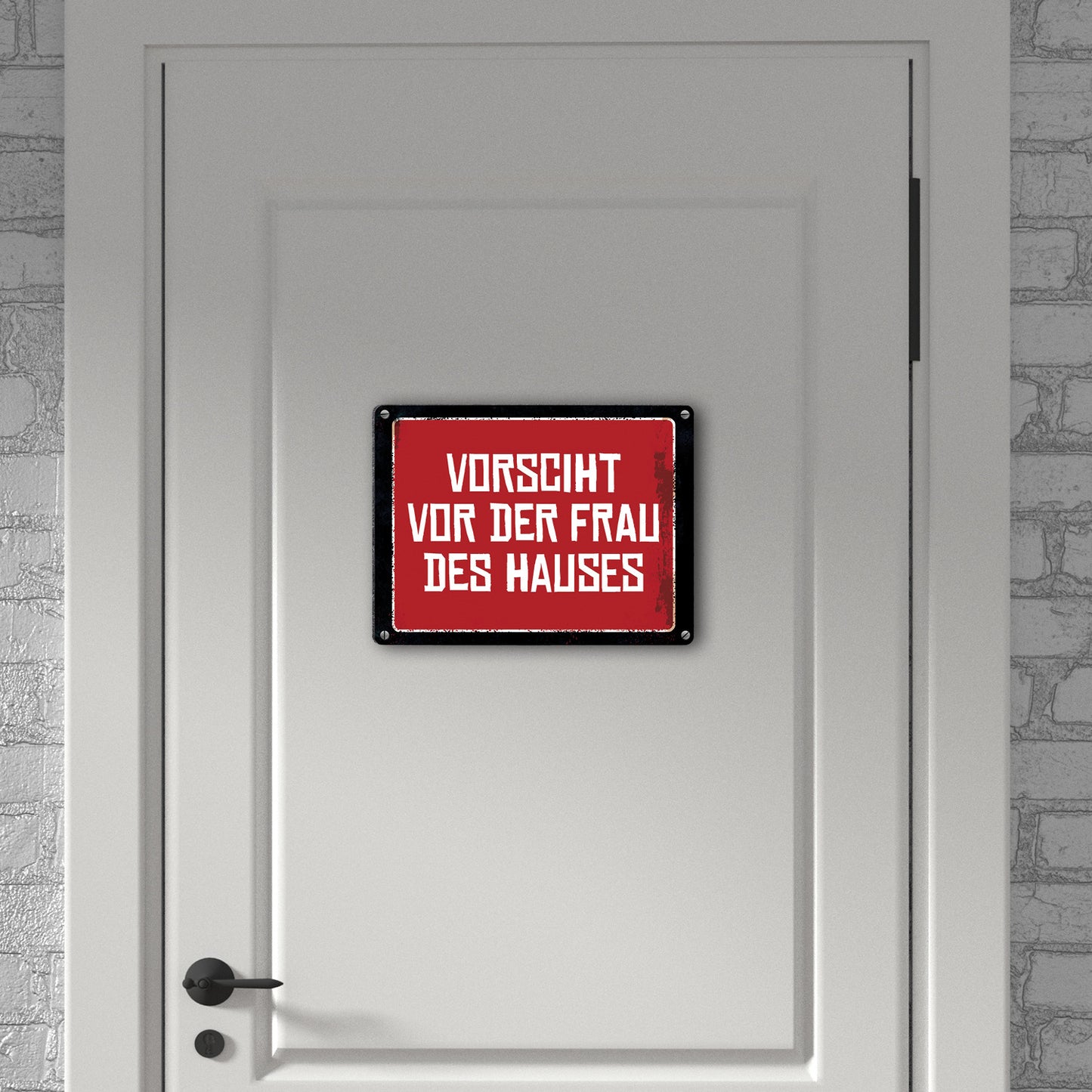 Vorsicht vor der Frau des Hauses Warn- und Hinweisschild im Used-Look