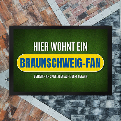 Hier wohnt ein Braunschweig-Fan Fußmatte XL mit Rasen Motiv