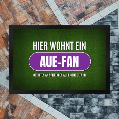 Hier wohnt ein Aue-Fan Fußmatte XL mit Rasen Motiv