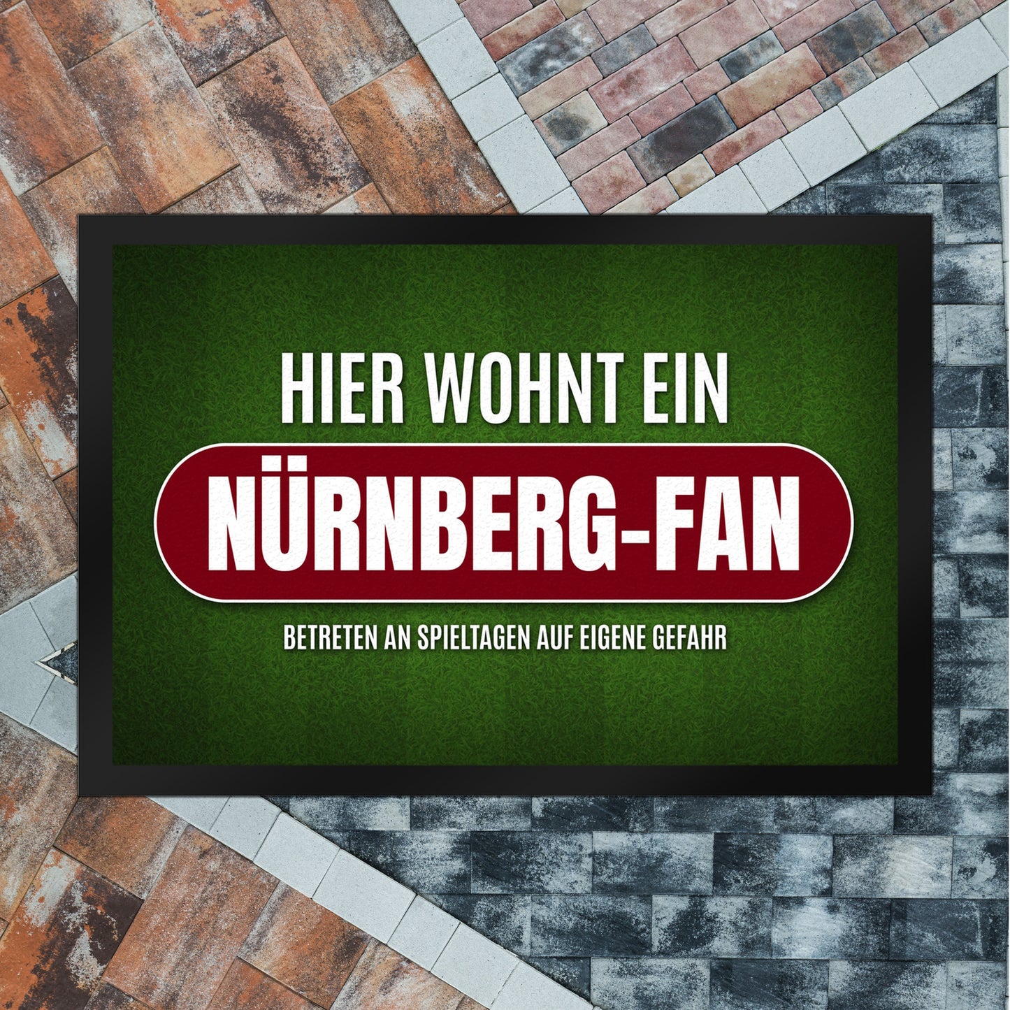 Hier wohnt ein Nürnberg-Fan Fußmatte XL mit Rasen Motiv