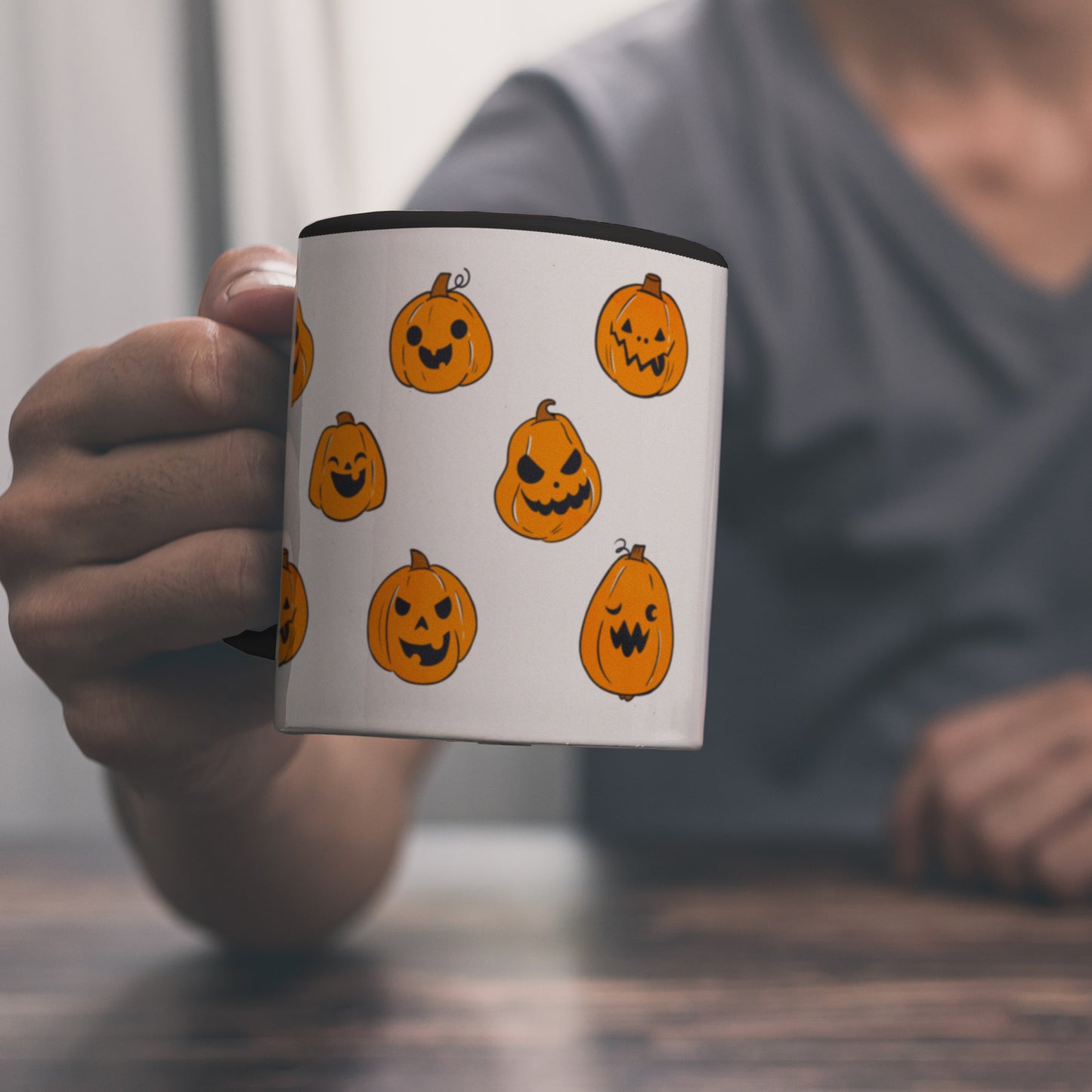 Kaffeebecher Schwarz im Halloween Design - mit vielen lustigen geschnitzten Kürbisköpfen