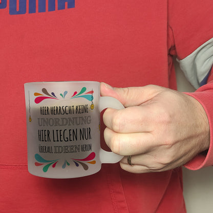 Hier herrscht keine Unordnung, hier liegen nur überall Ideen herum Glas Tasse