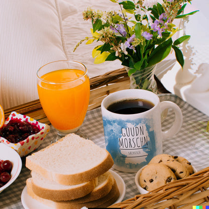 Hallo auf Sächsisch Guudn Morschen lustiger Kaffeebecher mit blauem Hintergrund