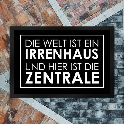 Fußmatte XL in 40x60 cm - Die Welt ist ein Irrenhaus und hier ist die Zentrale in Schwarz